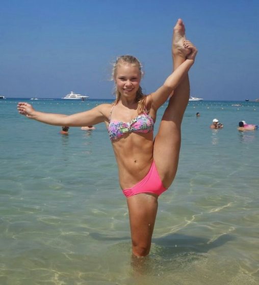 Flexible Beach Blonde Babe in Bikini