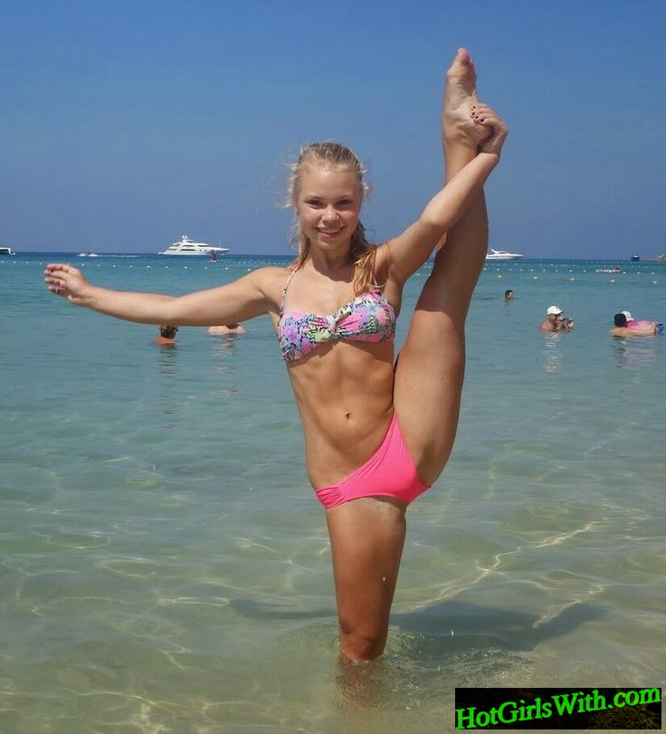 Flexible Beach Blonde Babe in Bikini